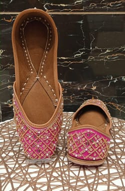 Flat Embroidery Punjabi Jutti