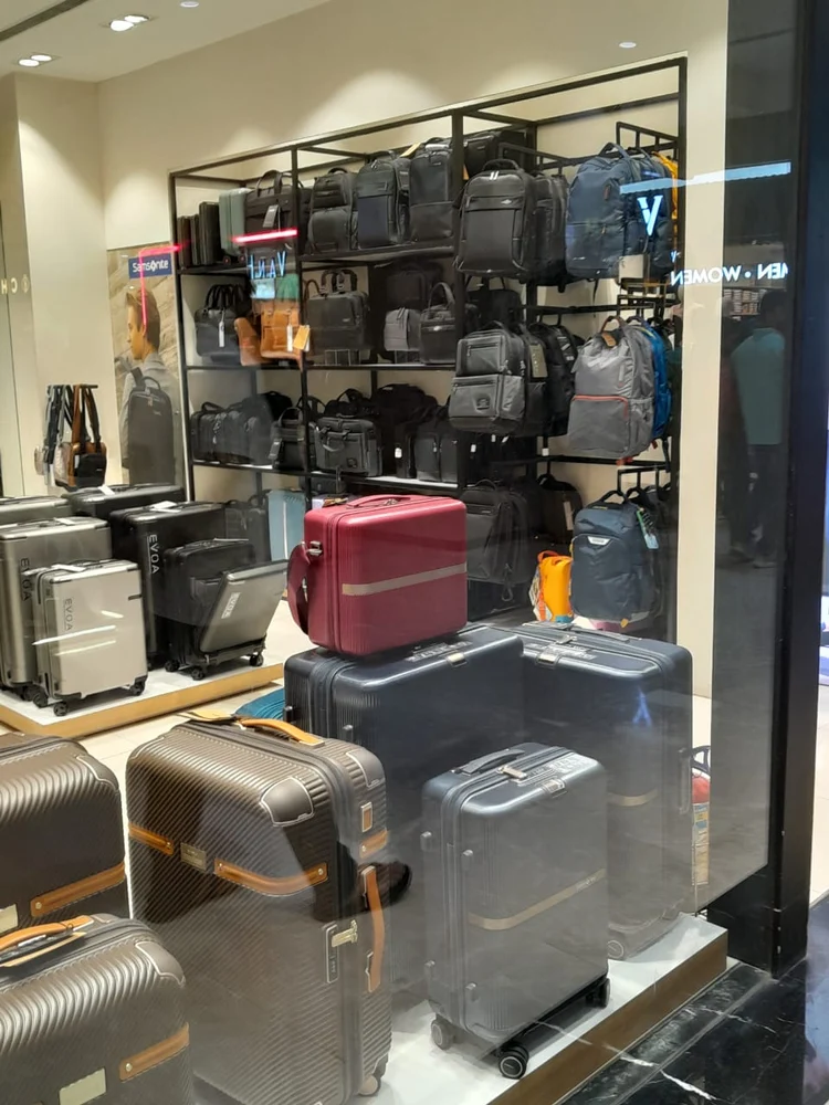 Wooden Luggage Display Rack, For Departmental Stores