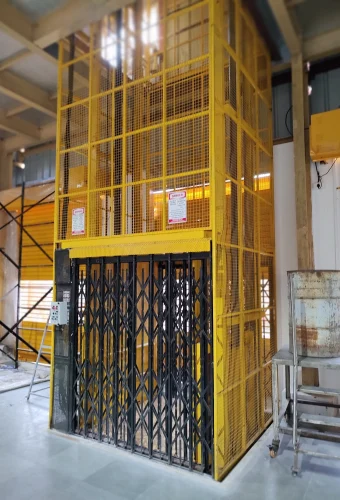 Liftocon Industrial Goods Lift, Capacity: 1-2 ton